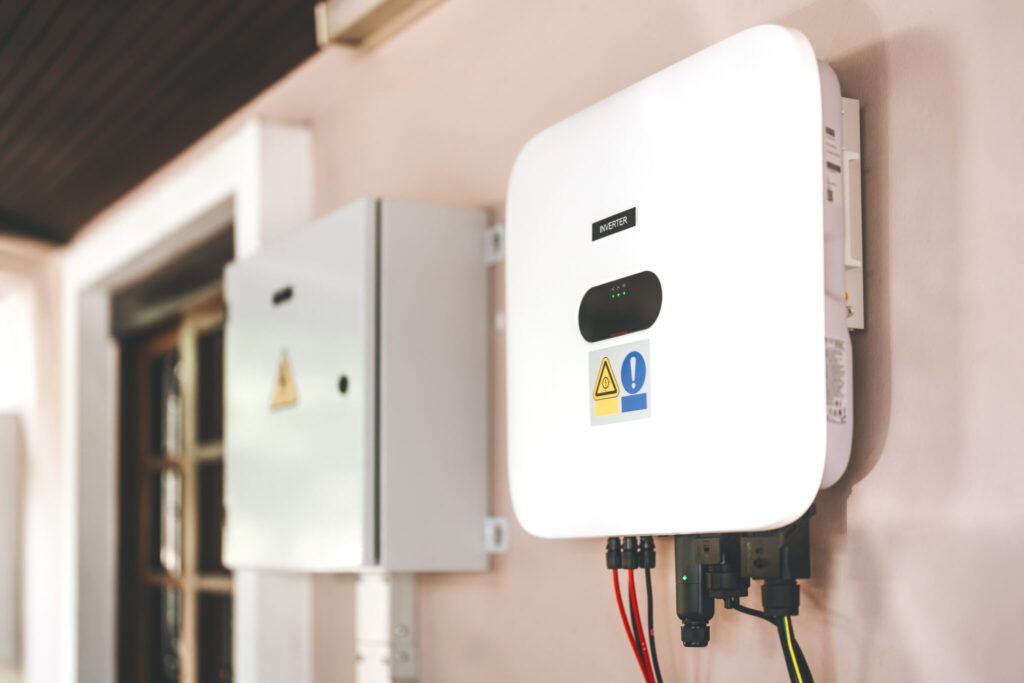 immagine di un inverter fotovoltaico a parete