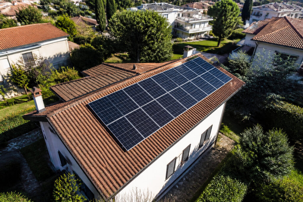 Impianto fotovoltaico installato su un tetto residenziale