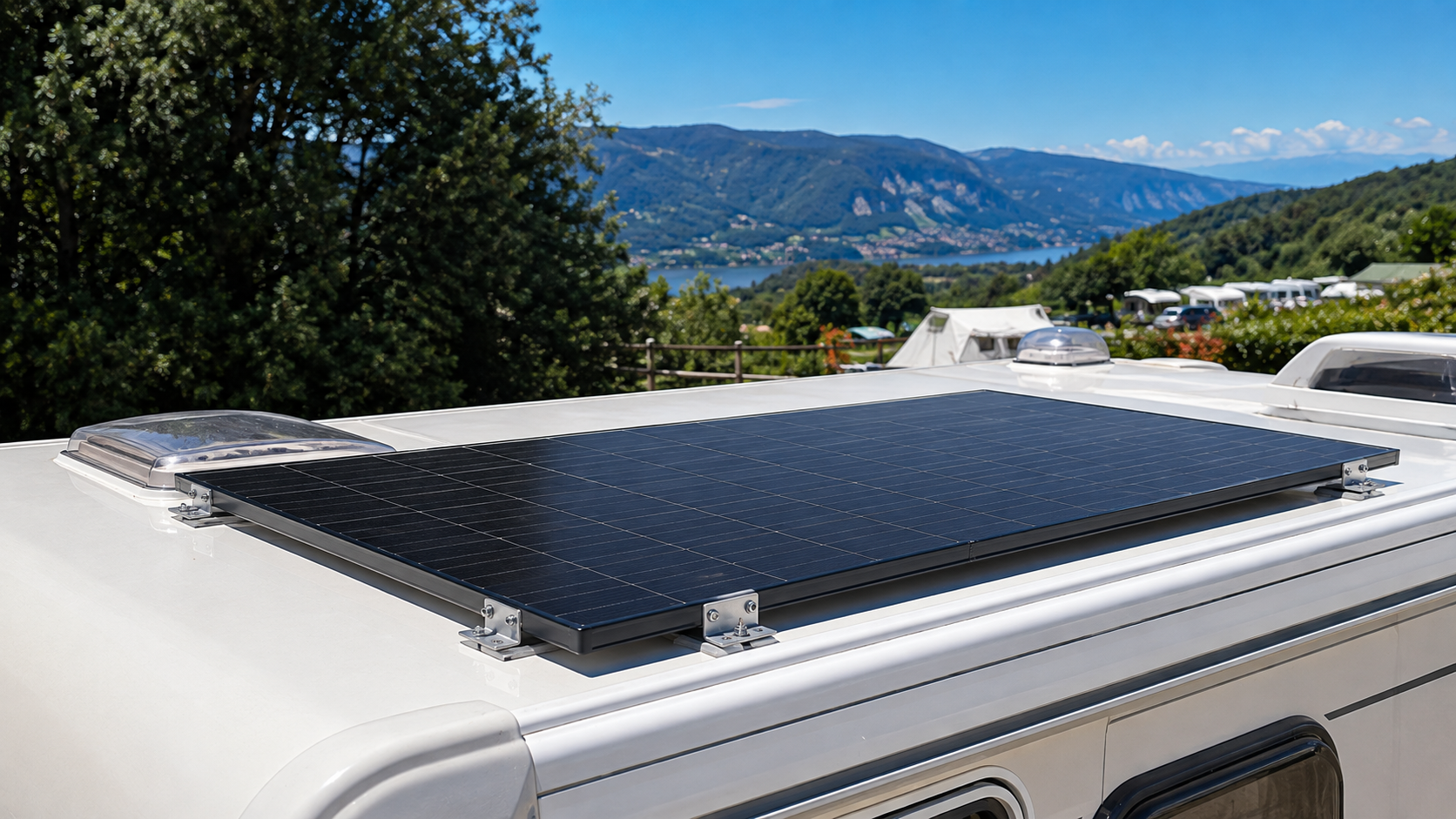 Pannello solare rigido installato sul tetto di un camper