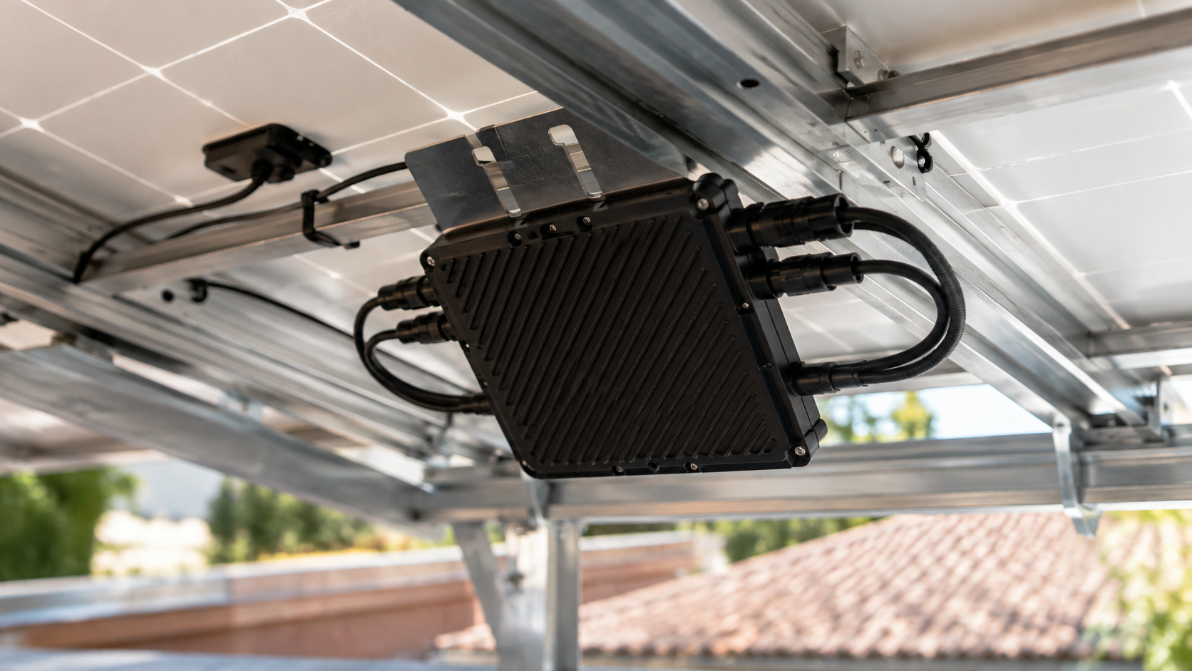 Microinverter fotovoltaico installato sul retro di un pannello solare